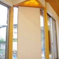 北山磨丸太を建物が自在に折れ曲がる隅柱に使用：一般住宅