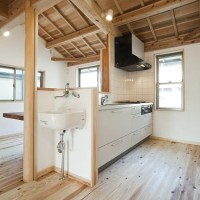 磨丸太を使用したダイニングキッチンの柱