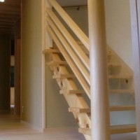 北山磨丸太を使用した階段柱：一般住宅