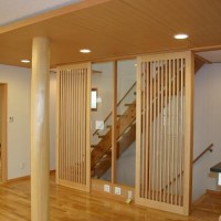 北山磨丸太を使用したリビングの柱：一般住宅
