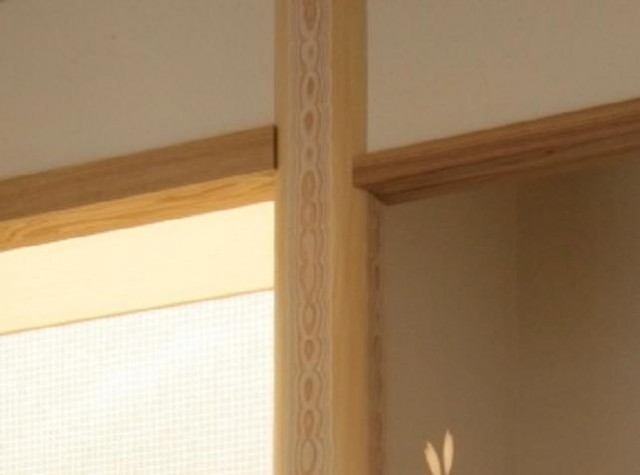 釿ではつった面皮柱