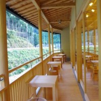 磨丸太とタルキを使用したテラス：京都北山杉の里総合センター